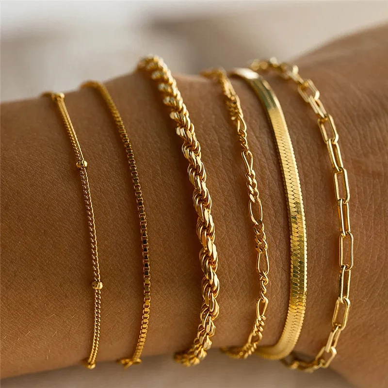 Conjunto de Pulseiras Finas Douradas em Camadas (12)