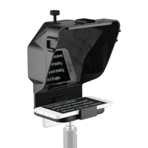 Facilite suas gravações com o Teleprompter Portátil para Smartphone. Ideal para vídeos, transmissões ao vivo e entrevistas, ele inclui suporte ajustável, controle remoto Bluetooth e espelho de alta qualidade para uma experiência profissional.